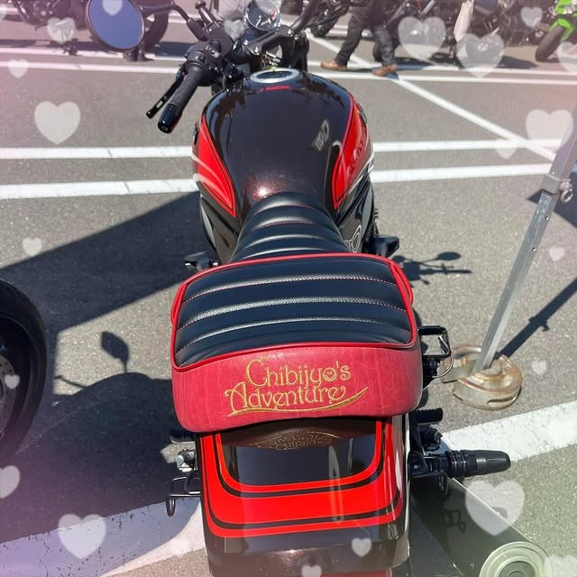 イベントにて初出しとなりましたが

🌈シート交換しました🏍️🌈

しかも、チビ女ロゴの刺繍入り😁❣️
ワンオフ✨私だけのシート✨

シートの皮だけでも200種類ぐらいあって、小さな四角からイメージを膨らますのに四苦八苦しましたが、想像以上の出来栄え😁

大・大・大満足👍

#Z900RS #z900rs乗り